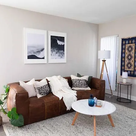 Luxury King Suite With Pool & Parking